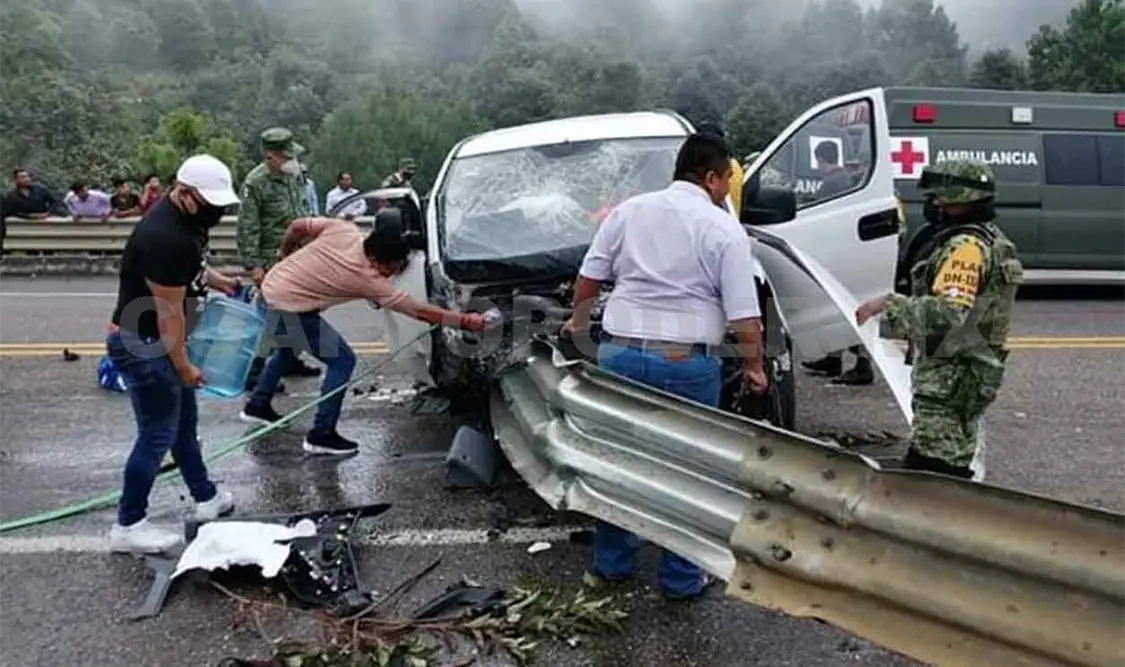 Transporte se impacta en barras de contención