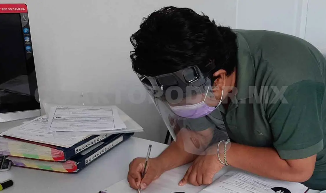 Entregan títulos a egresados