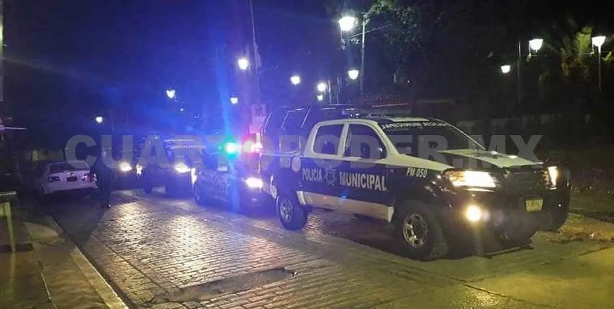 Grupos de jóvenes se enfrentan a golpes y palos