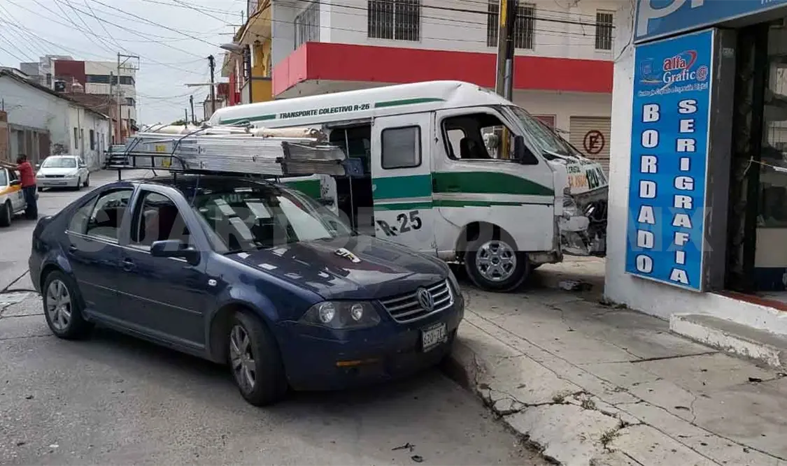Cinco lesionados en choque de colectivo y un particular
