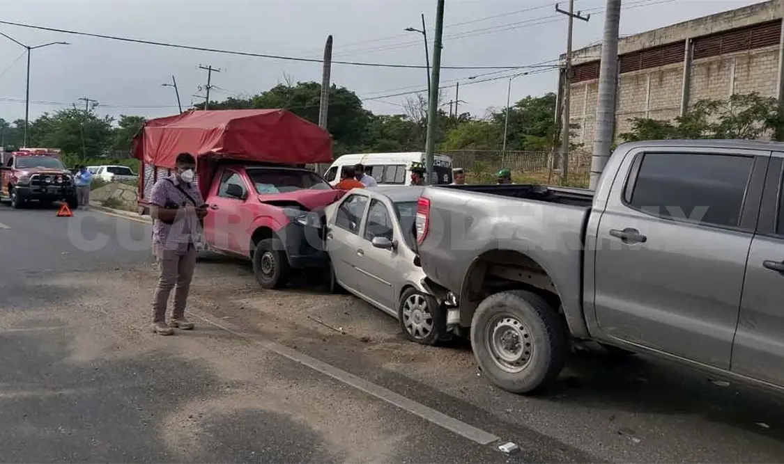 Cinco lesionados y daños materiales en carambola