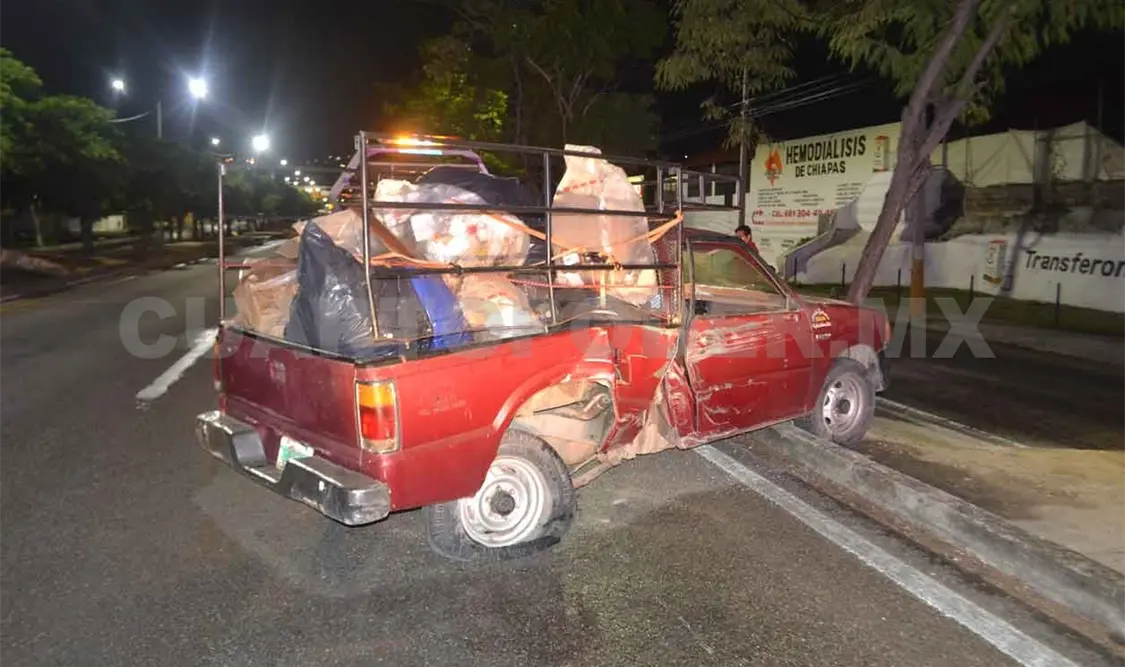 Abandonó su camioneta tras derribar un poste