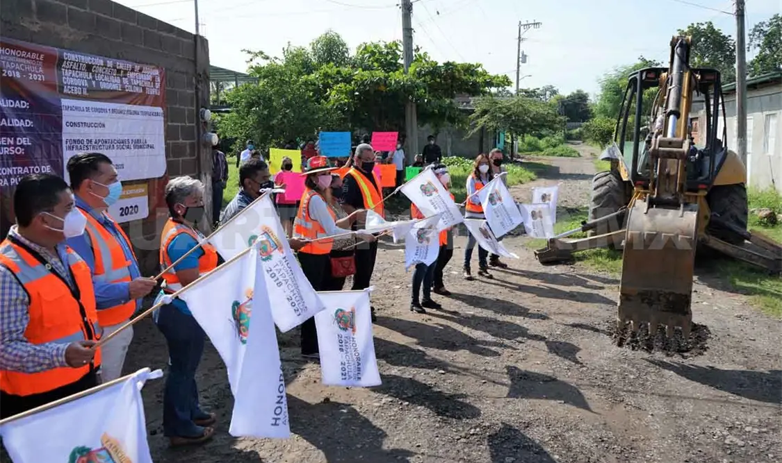 Dan banderazo de inicio para construcción de calles