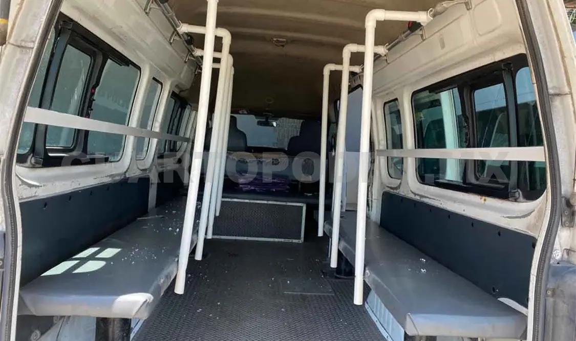 Instalan acrílicos y vinil en transporte público
