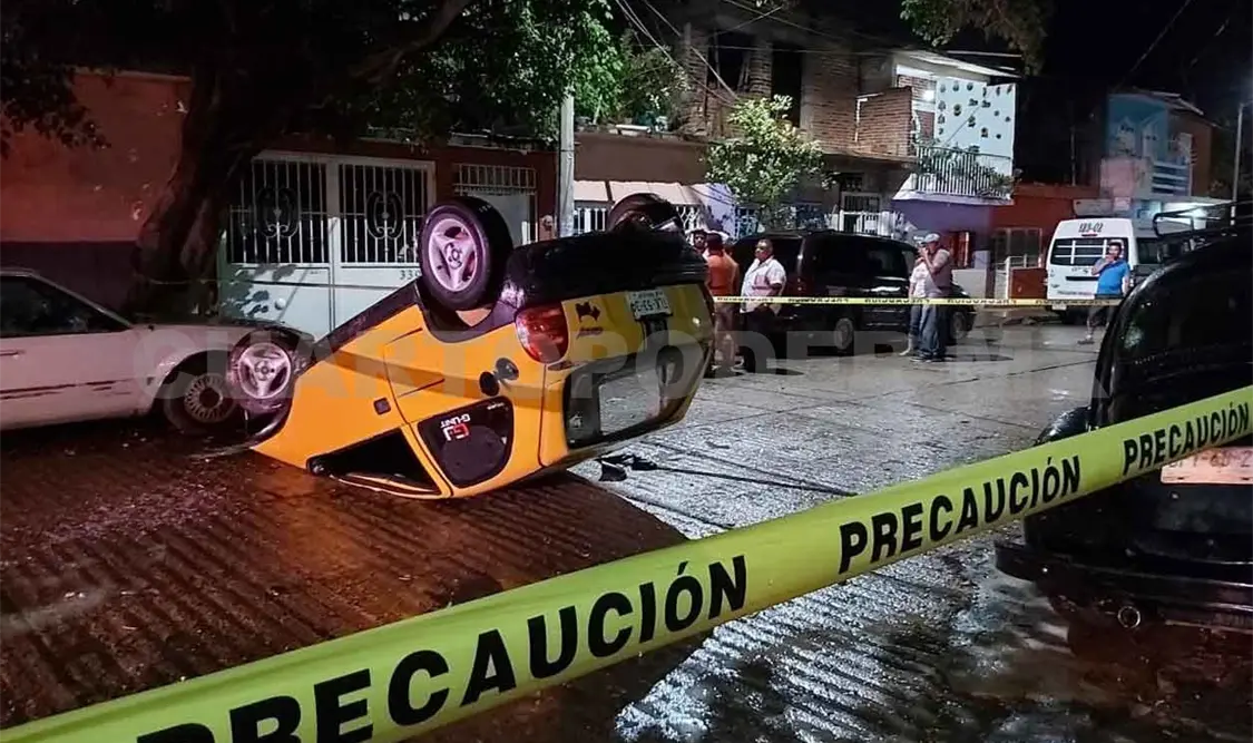 Chevy quedó volcado y ocupantes lograron huir