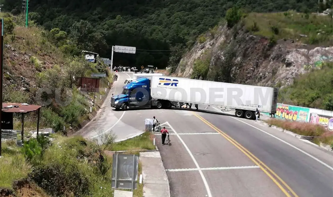Maestros interinos del NEI bloquean carretera de cuota