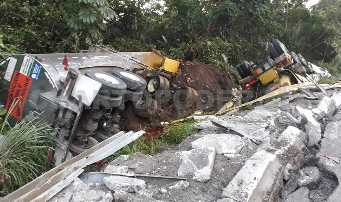 Un muerto y dos heridos en volcadura de tráiler