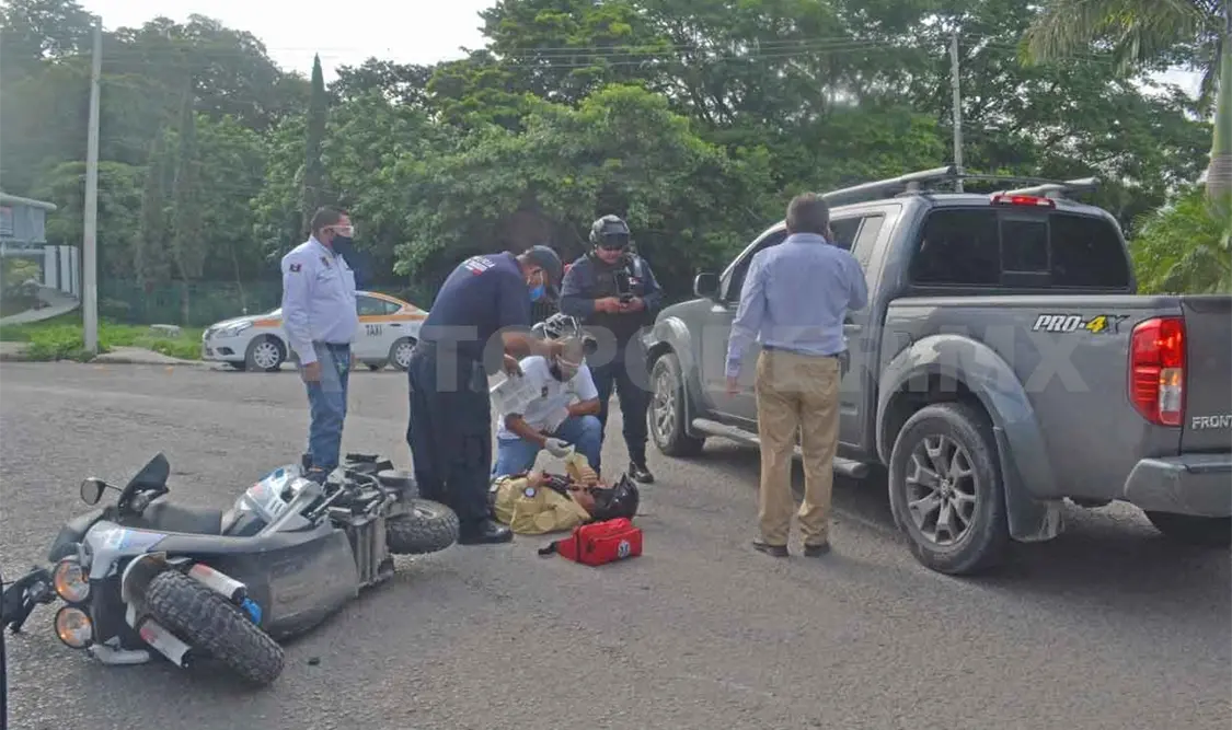 Motorista es arrollado por Pick up en el Reloj Floral