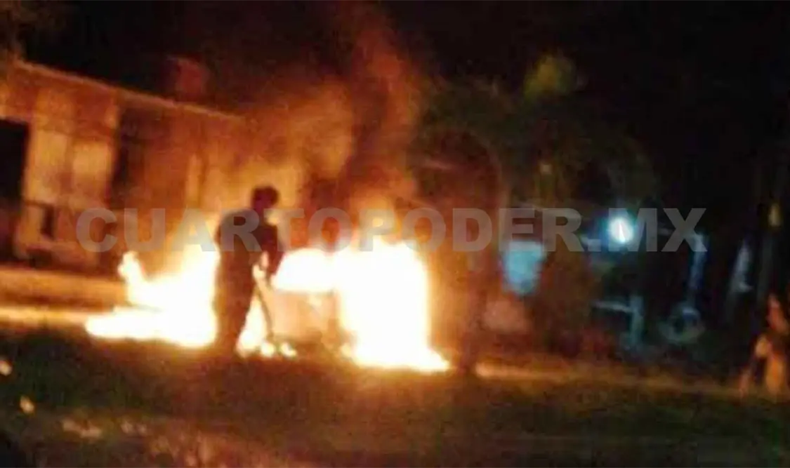 Se calcina vehículo al registrarse incendio