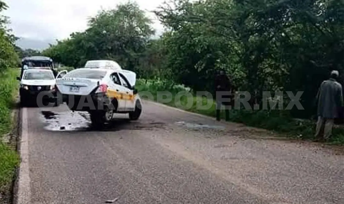 Volcadura de taxi salda con tres heridos