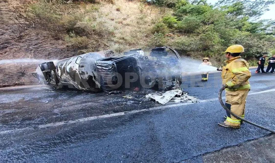 Se calcina pipa cargada con 10 mil litros de gasolina