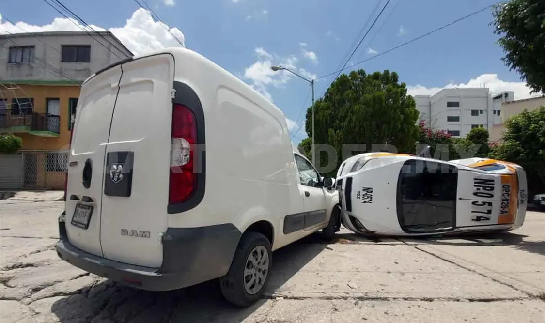 Tres personas lesionadas tras volcadura de taxi