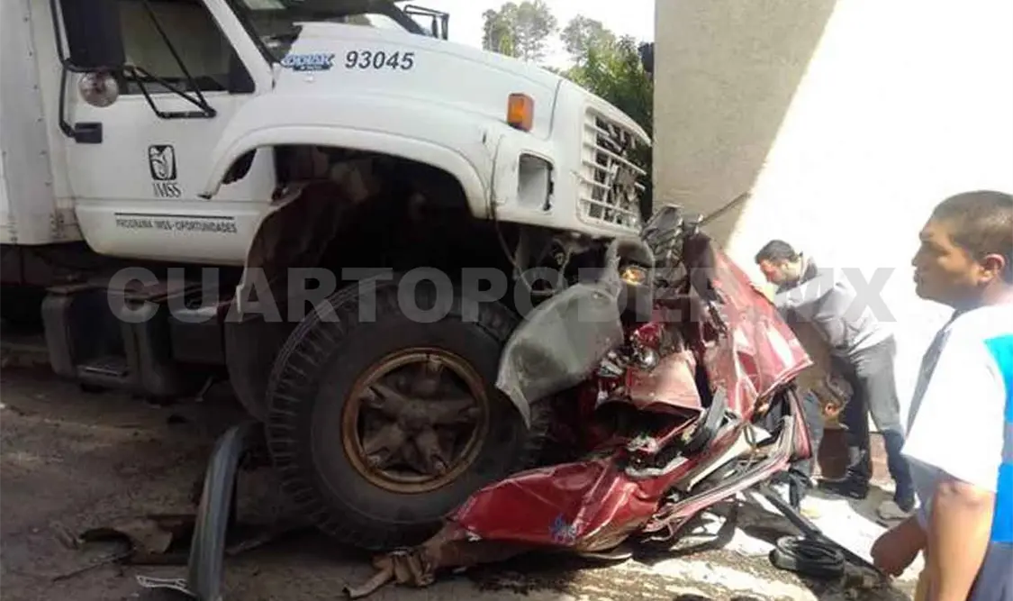 Tres muertos y 12 heridos, saldo de un camión que provocó destrozos