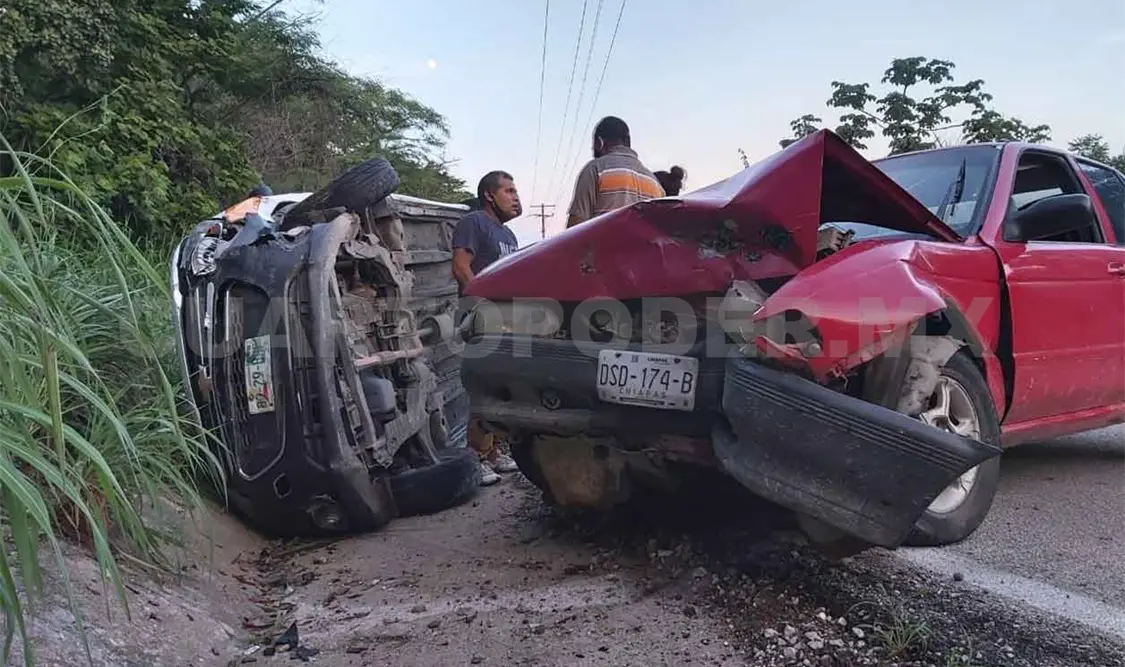 Tres heridos en choque y volcadura de taxi