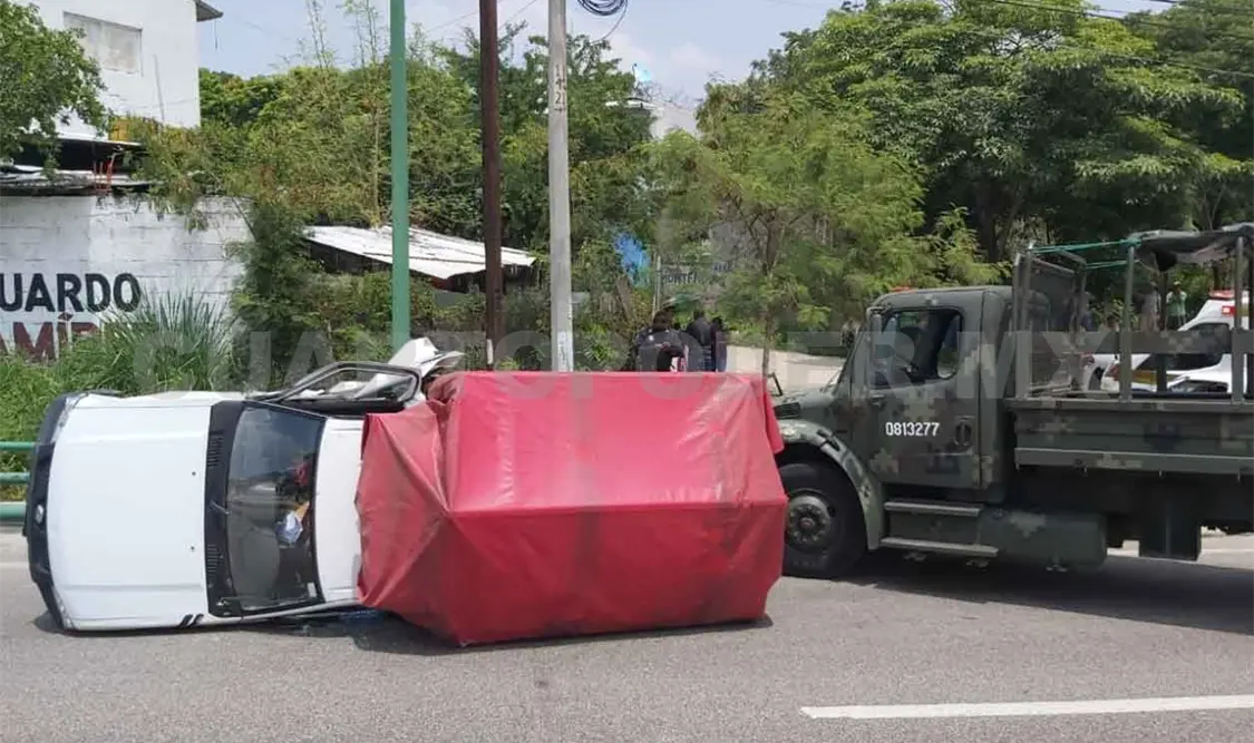 Camioneta se vuelca en accidente carretero