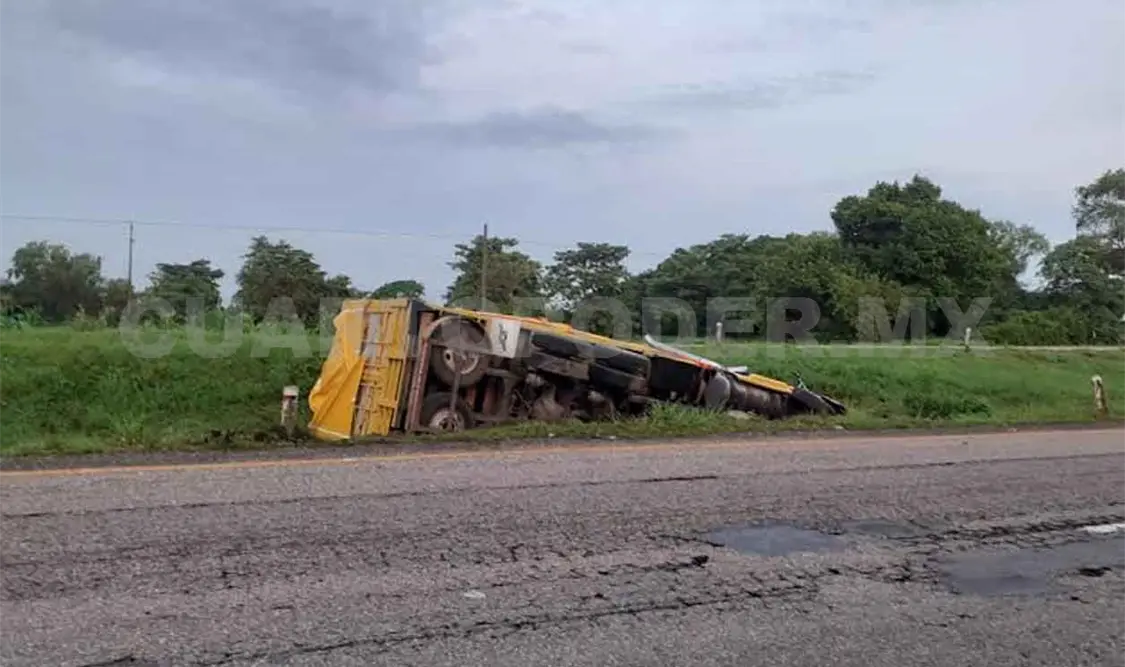 Vuelca torton sobre la carretera Costera