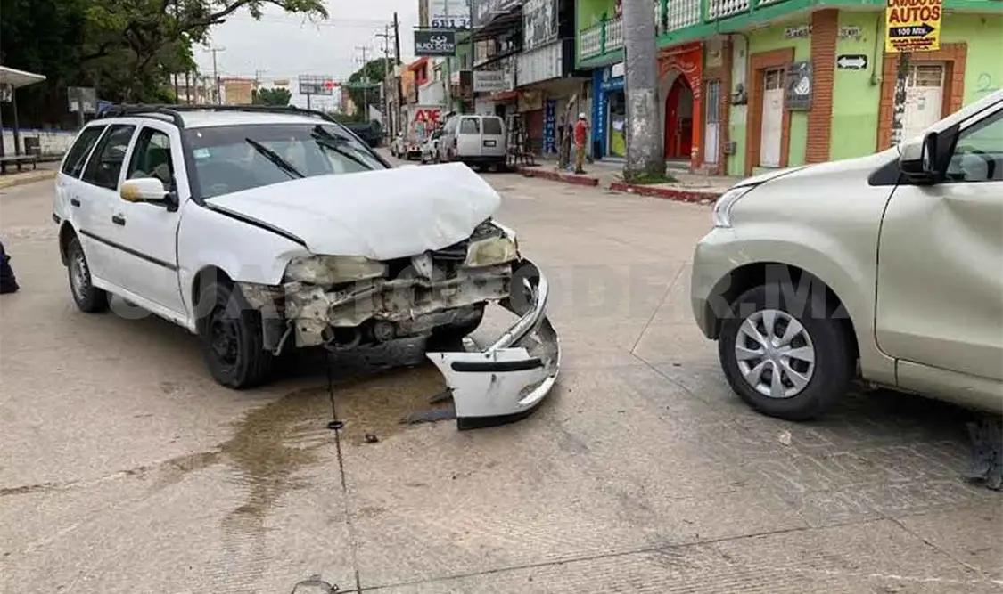 Choca camioneta contra sedán sobre la 5ª Norte