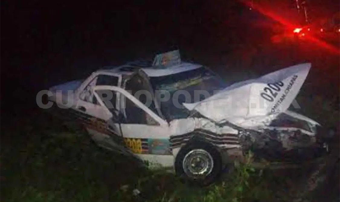 Taxista intentó rebasar y se estrelló en torton