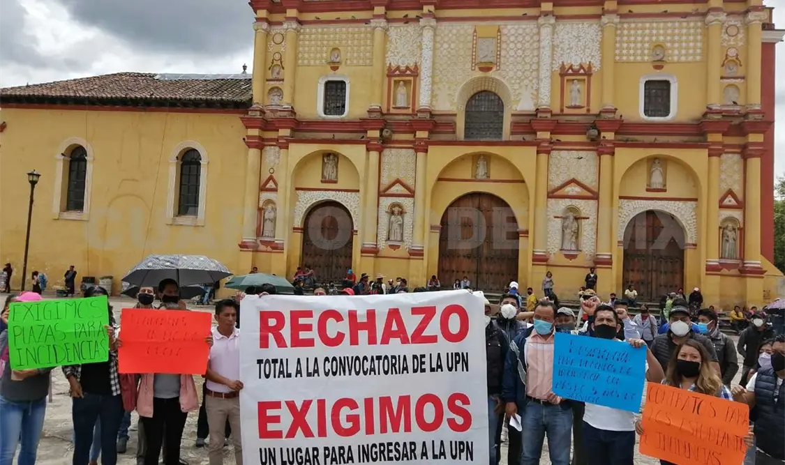 Con pancartas los inconformes también demandaron el pago de salarios de maestros interinos a los que les adeudan desde 2017. Elio Henríquez / CP
