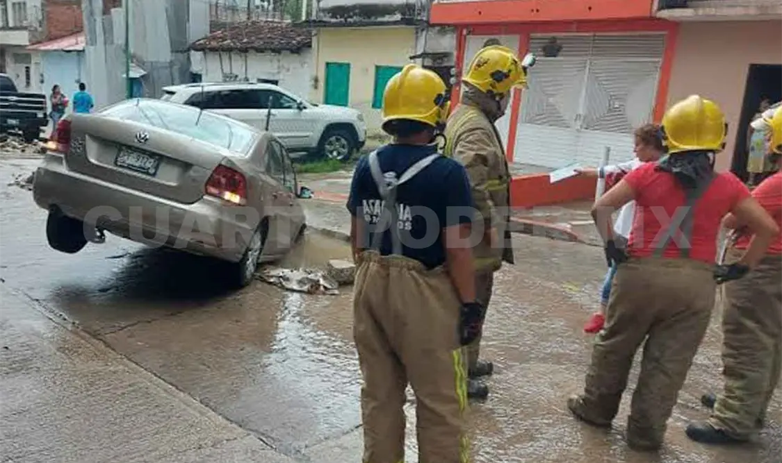 Personal del Heroico Cuerpo de Bomberos acudió al sitio para auxiliar en las tareas de rescate de la persona y remoción de la unidad dañada. José Ortega / CP