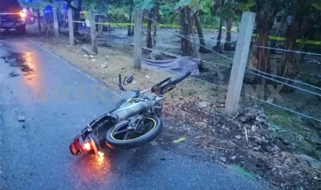 Muere motociclista al impactarse contra un poste