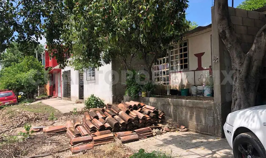 Niños graves tras caerles una barda encima