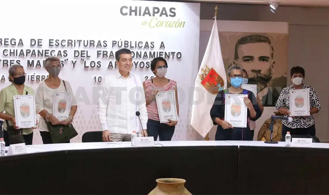 Entrega Rutilio escrituras a familias de Tuxtla