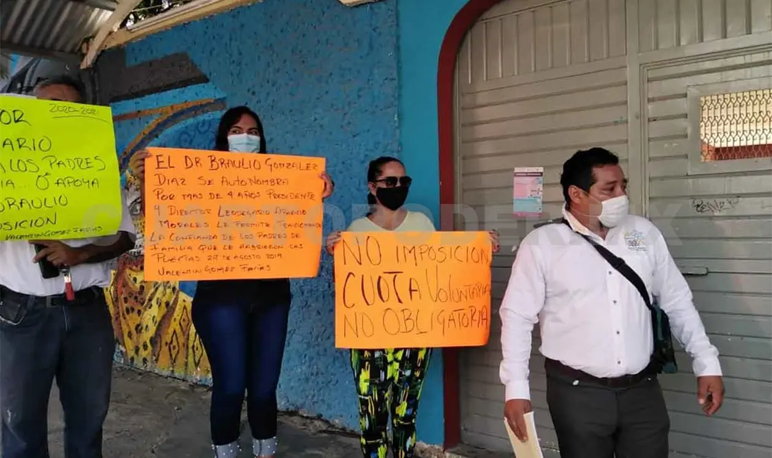 Denuncian padres imposición de cuotas