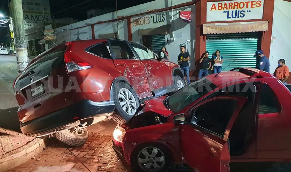 Provoca fuerte choque y logra darse a la fuga