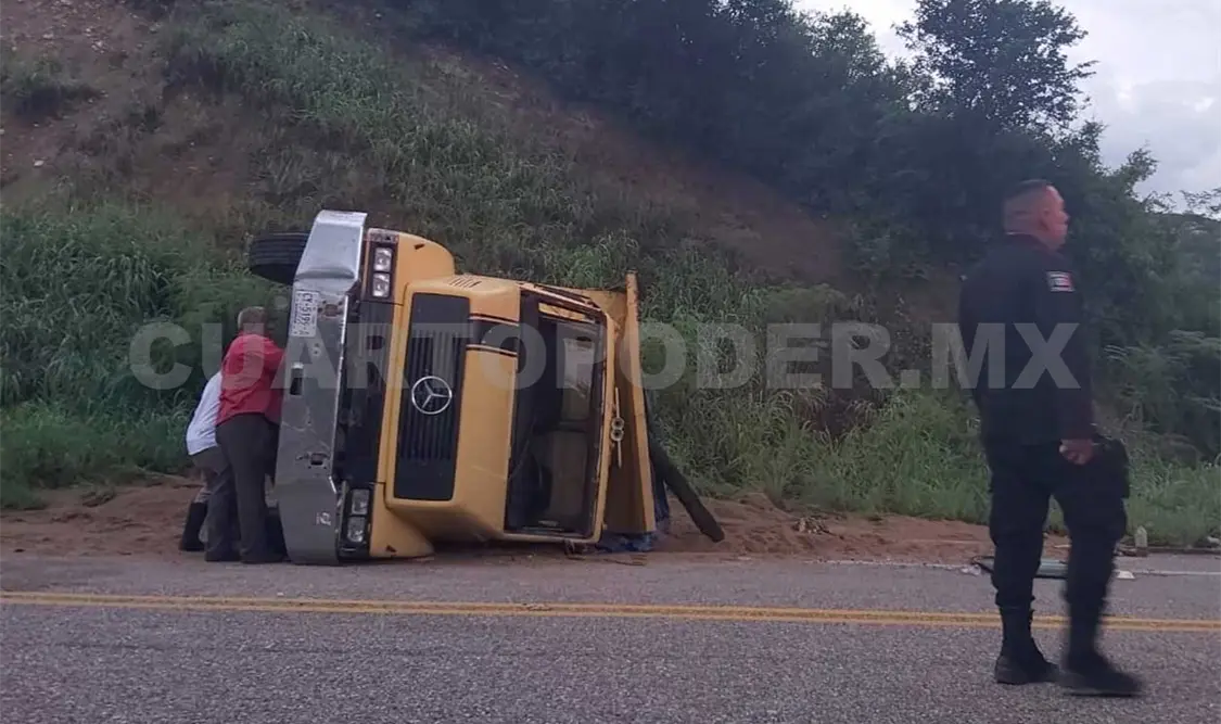 Volcadura de camión deja a mujer lesionada