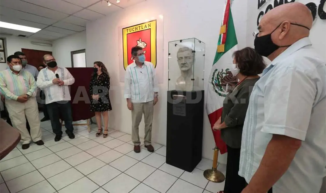 Develan busto y placa de Emilio Rabasa