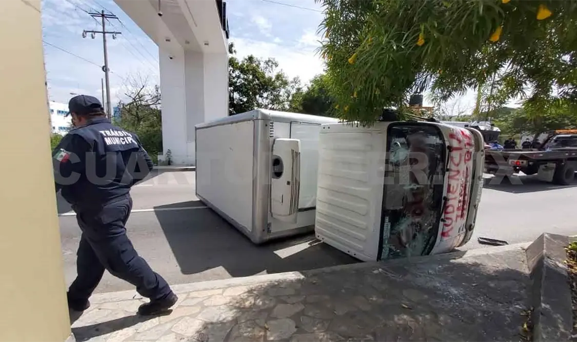 Agreden a policías y vuelcan camioneta