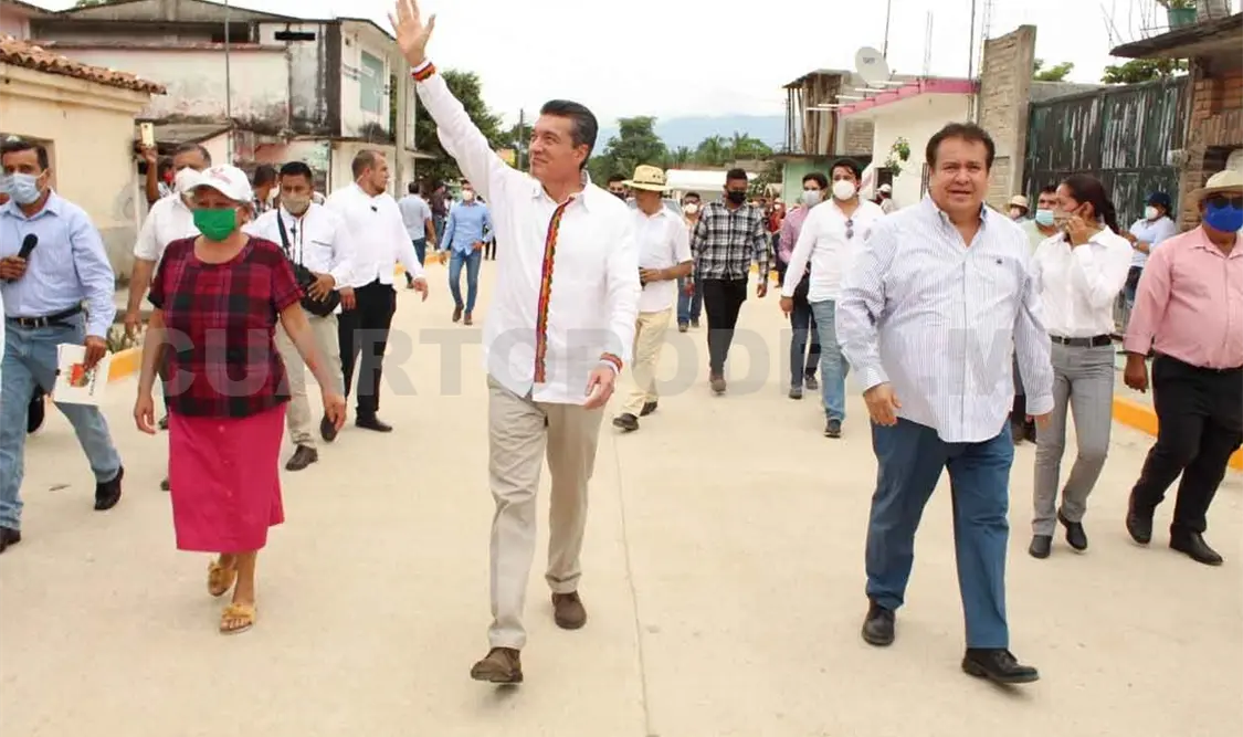 Inauguran gobernador y edil calle en Jesús Ma. Garza