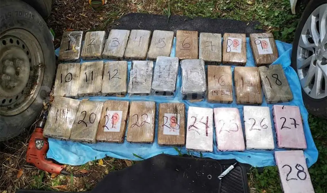 Aseguran 53 kilos de cocaína y cinco autos