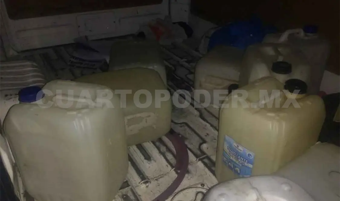 Combis transportan gasolina dentro de sus unidades