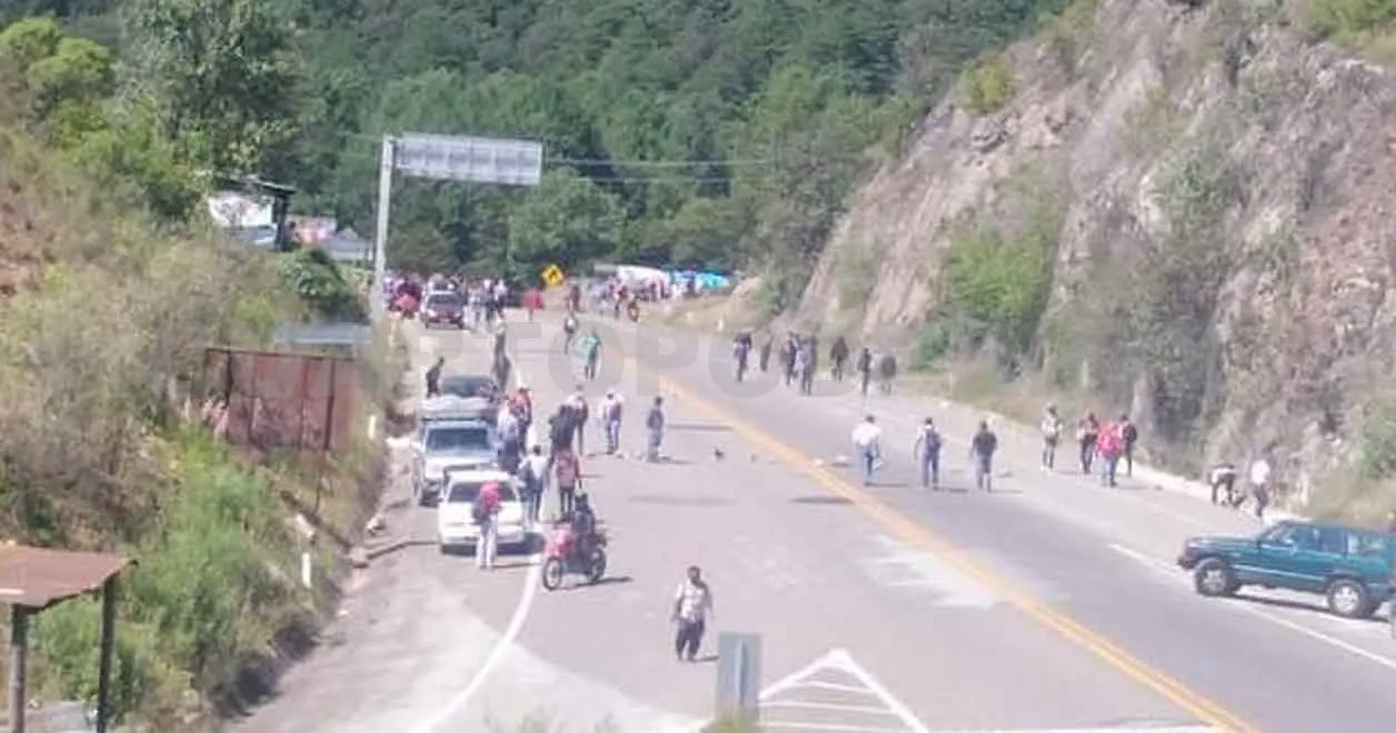 Normalistas realizan manifestación y boteo