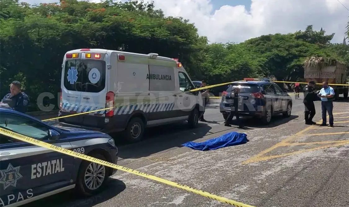 Muere sujeto tras caer de torton en movimiento