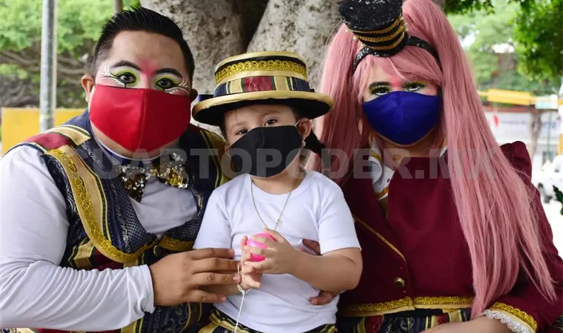 Familia de payasos sale adelante pese a crisis