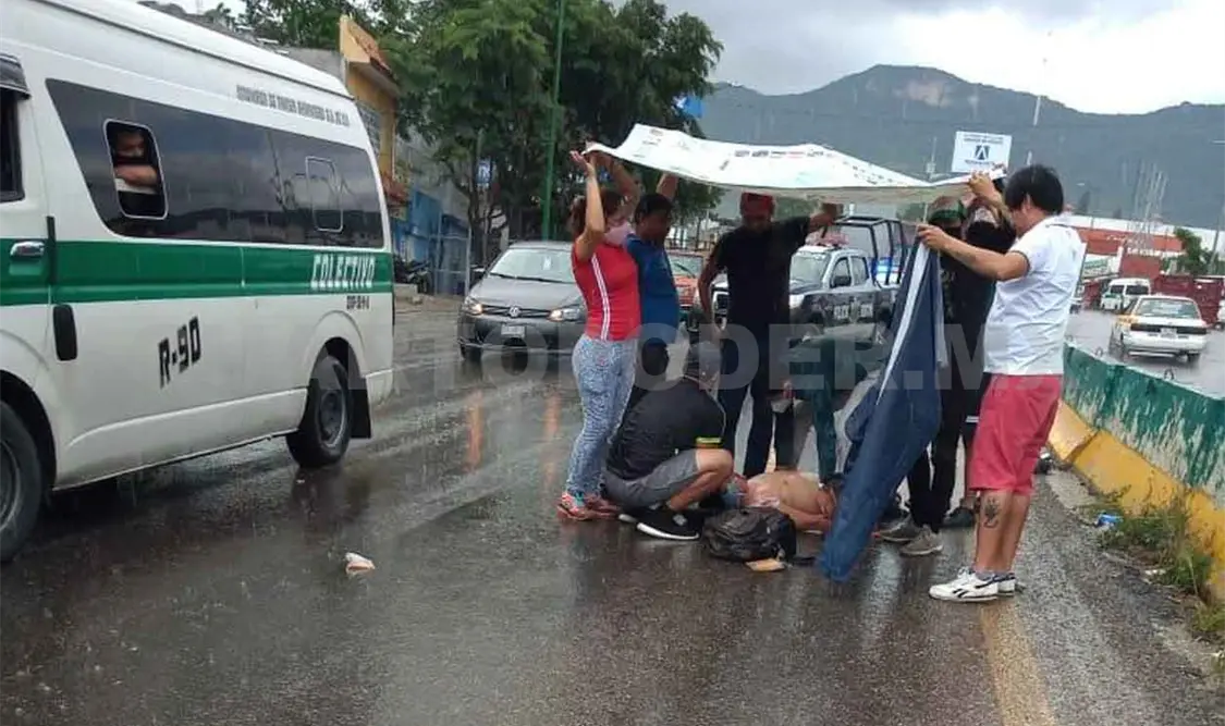 Derrapa motociclista y termina hospitalizado
