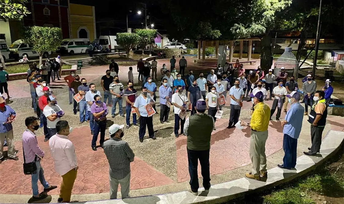 El alcalde Carlos Morales destacó la importancia del uso del cubrebocas tanto para quienes prestan este servicio público como para los usuarios. CP