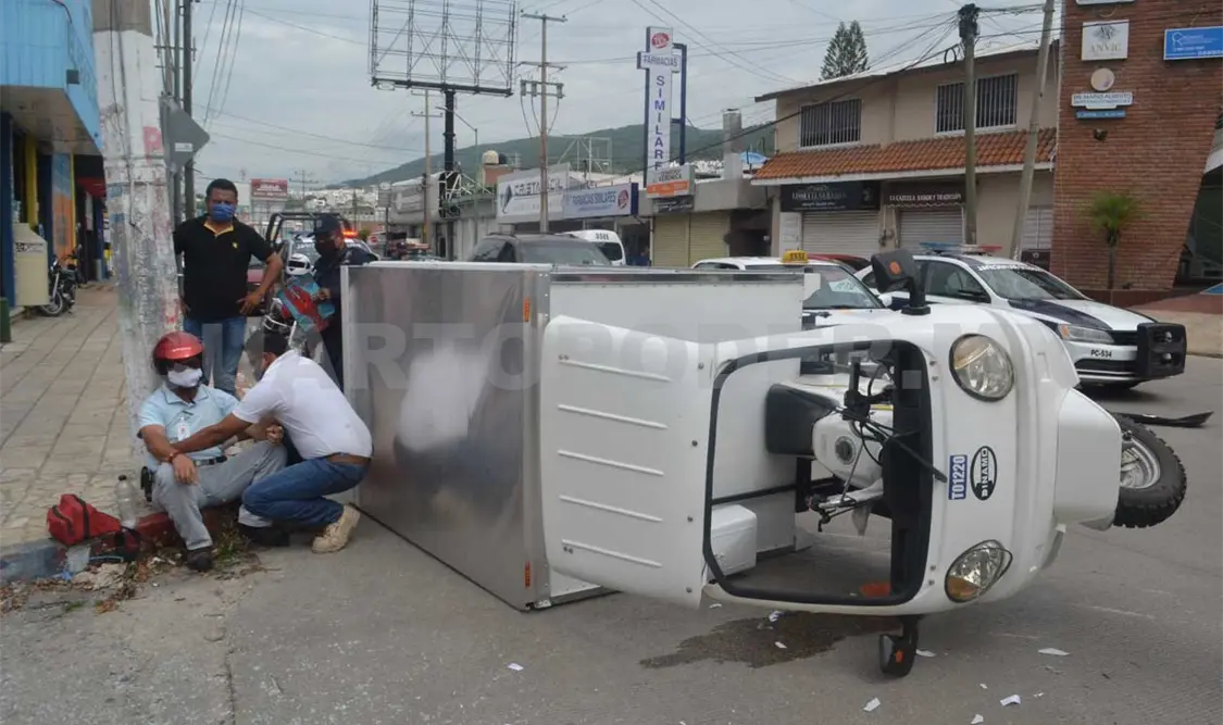 Paramédicos de Protección Civil llegaron para realizarle la valoración al conductor del motocarro. Ulises López / CP