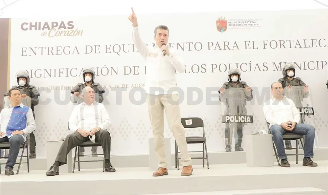 Fortalece Rutilio a policías con vehículos y equipamiento