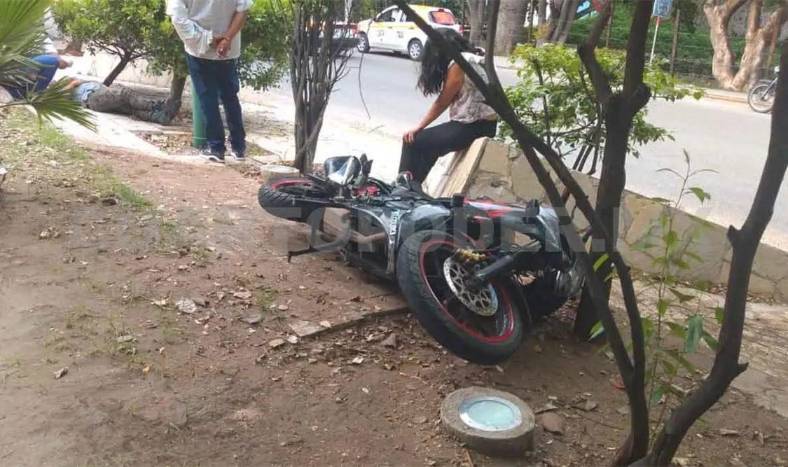 Motociclistas derrapan y resultan lesionados