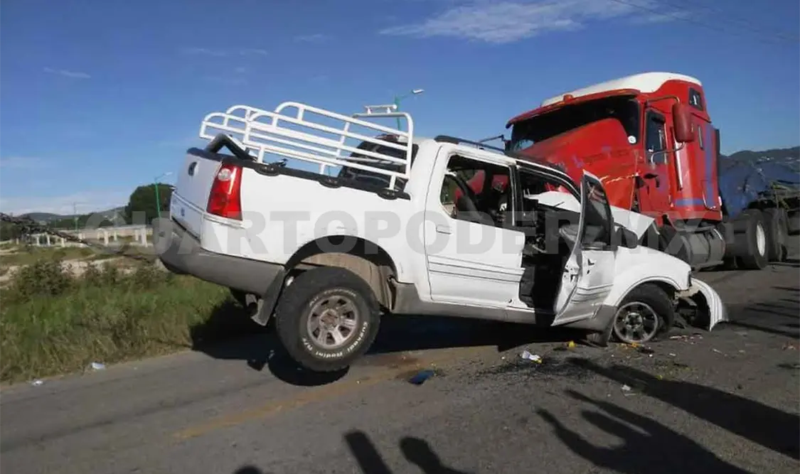 Seis lesionados en choque de un tráiler y camioneta