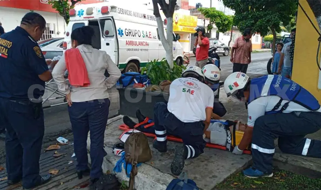 Camión impacta moto; deja tres lesionados