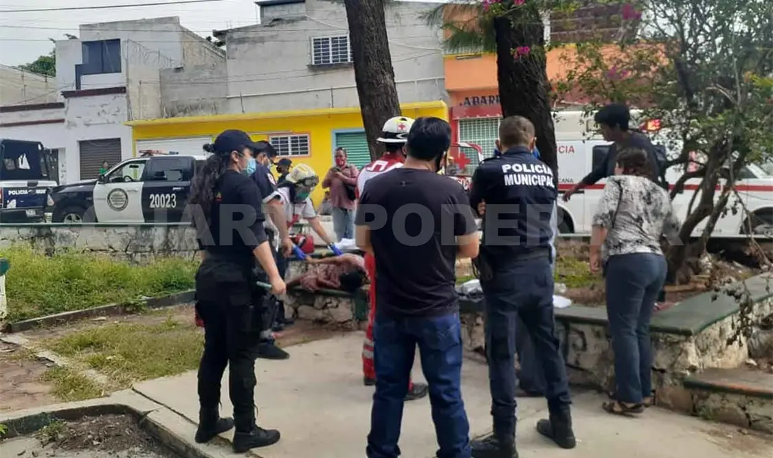 Casi matan a golpes a mujer en parque
