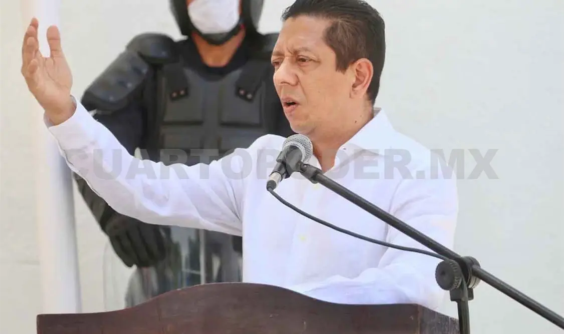Encabeza fiscal entrega de equipamiento para policías