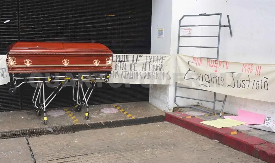 Con féretro, piden justicia frente a Palacio de Gobierno