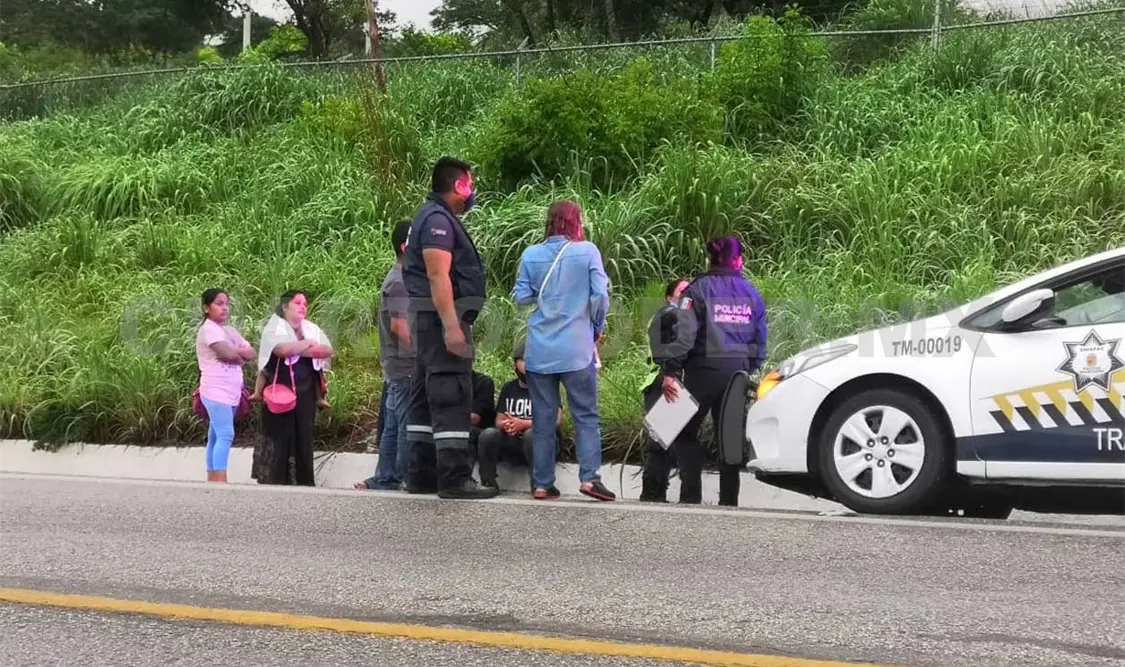 Se accidenta camioneta y queda familia malherida