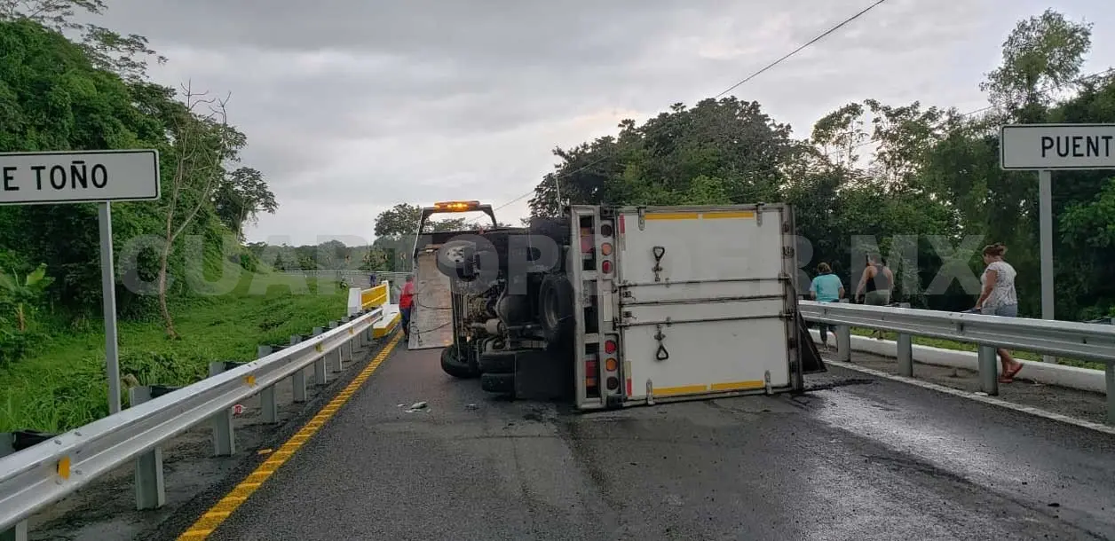 Vuelca camión cargado de harina en la Costera